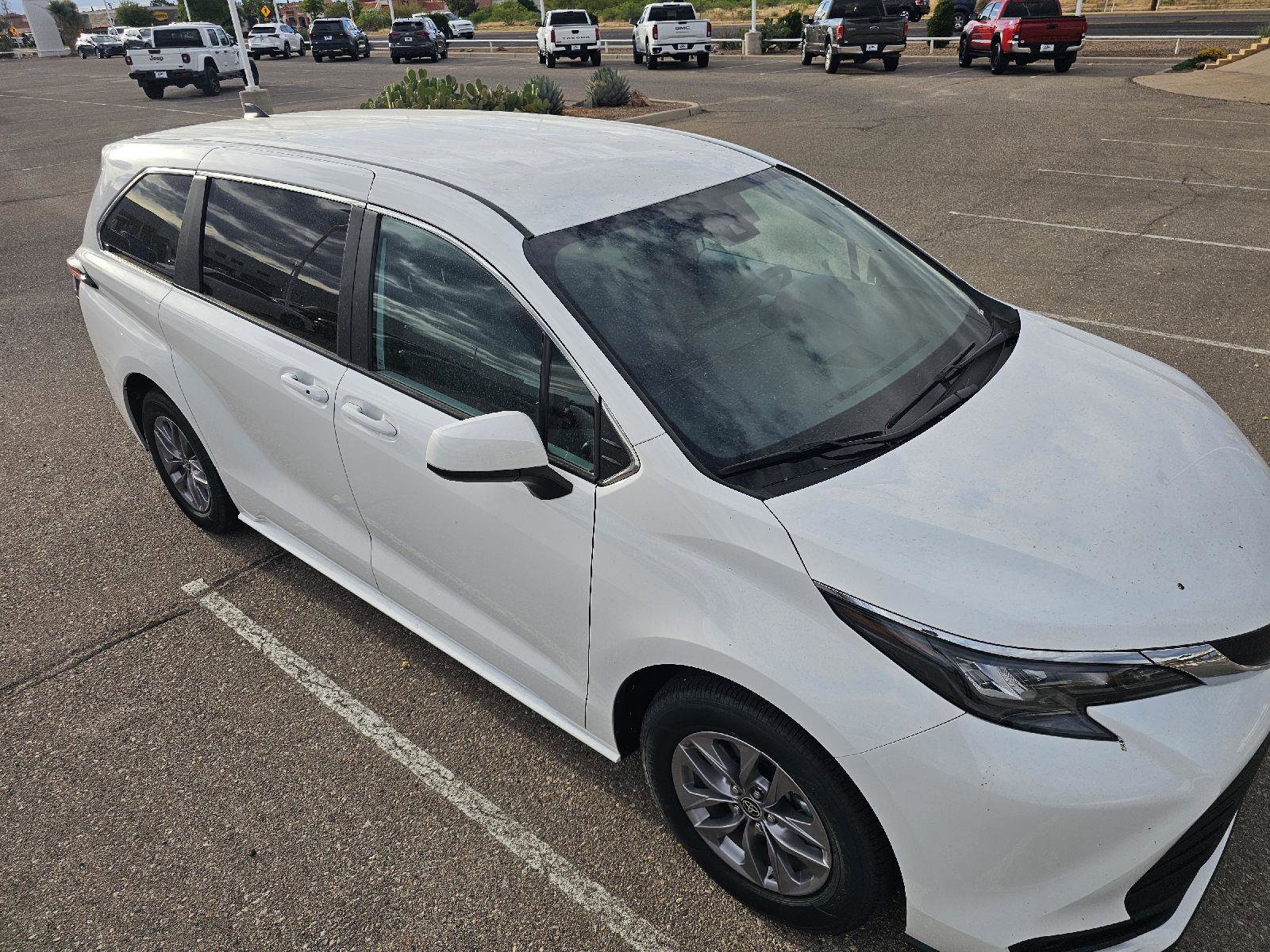 Used 2025 Toyota Sienna LE image 33