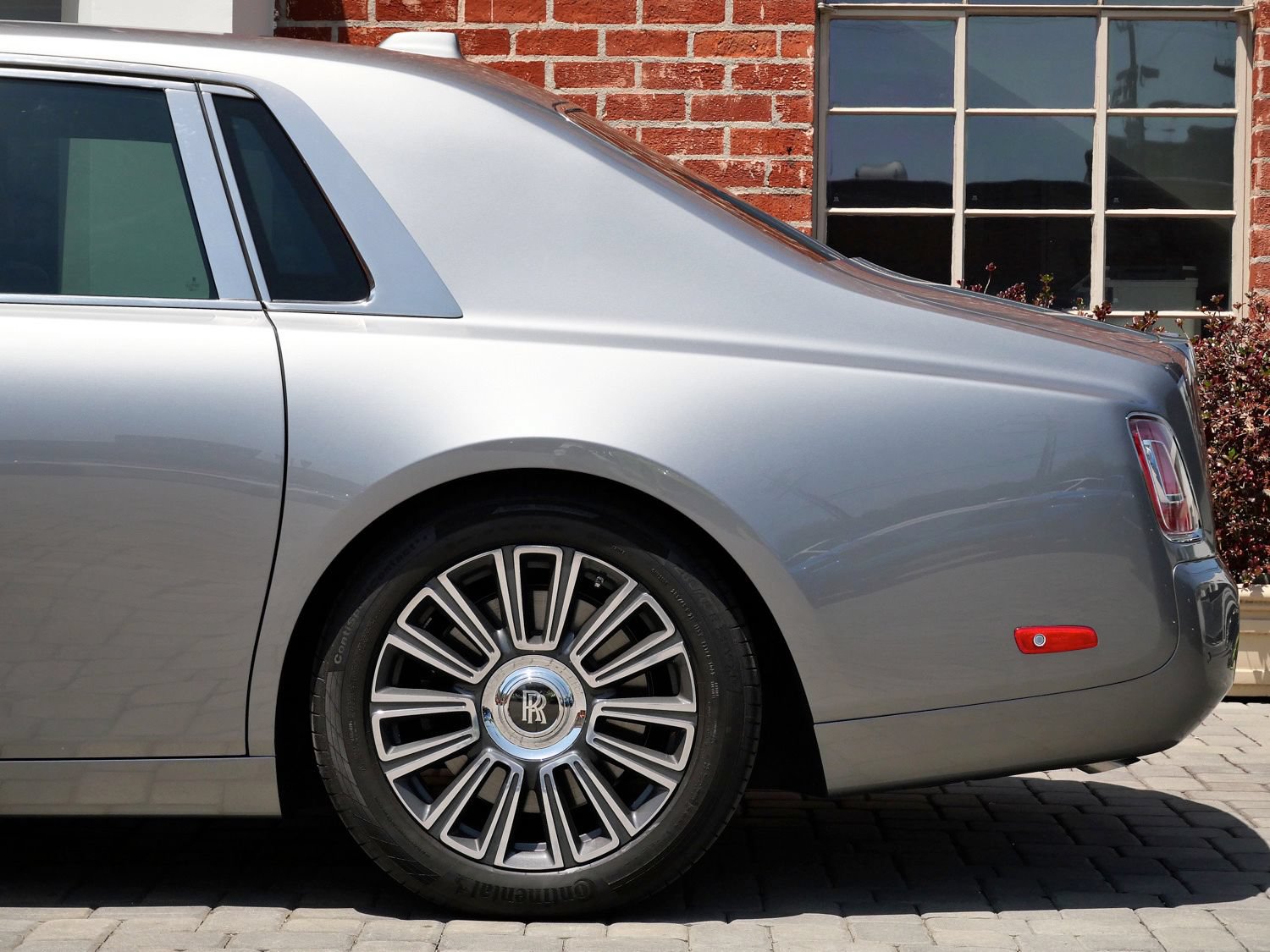 Used 2023 Rolls-Royce Phantom Sedan RWD image 24