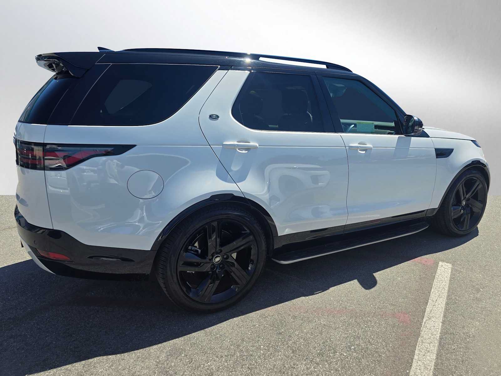 Used 2025 Land Rover Discovery Dynamic SE AWD/4WD image 6