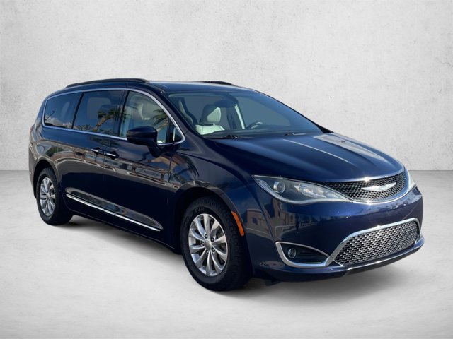 Used 2017 Chrysler Pacifica Touring-L FWD image 3