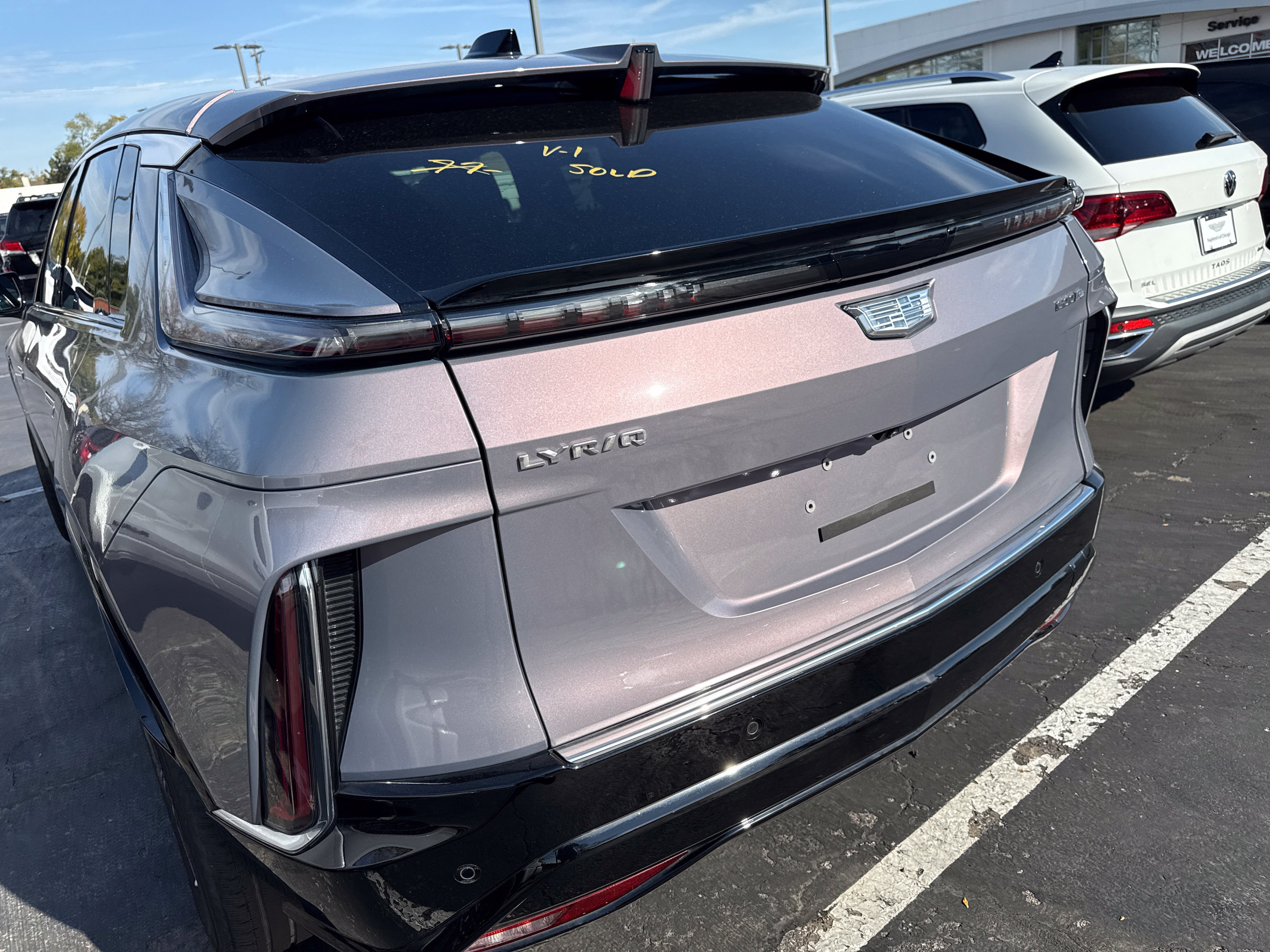 Used 2024 Cadillac Lyriq Luxury AWD/4WD image 6