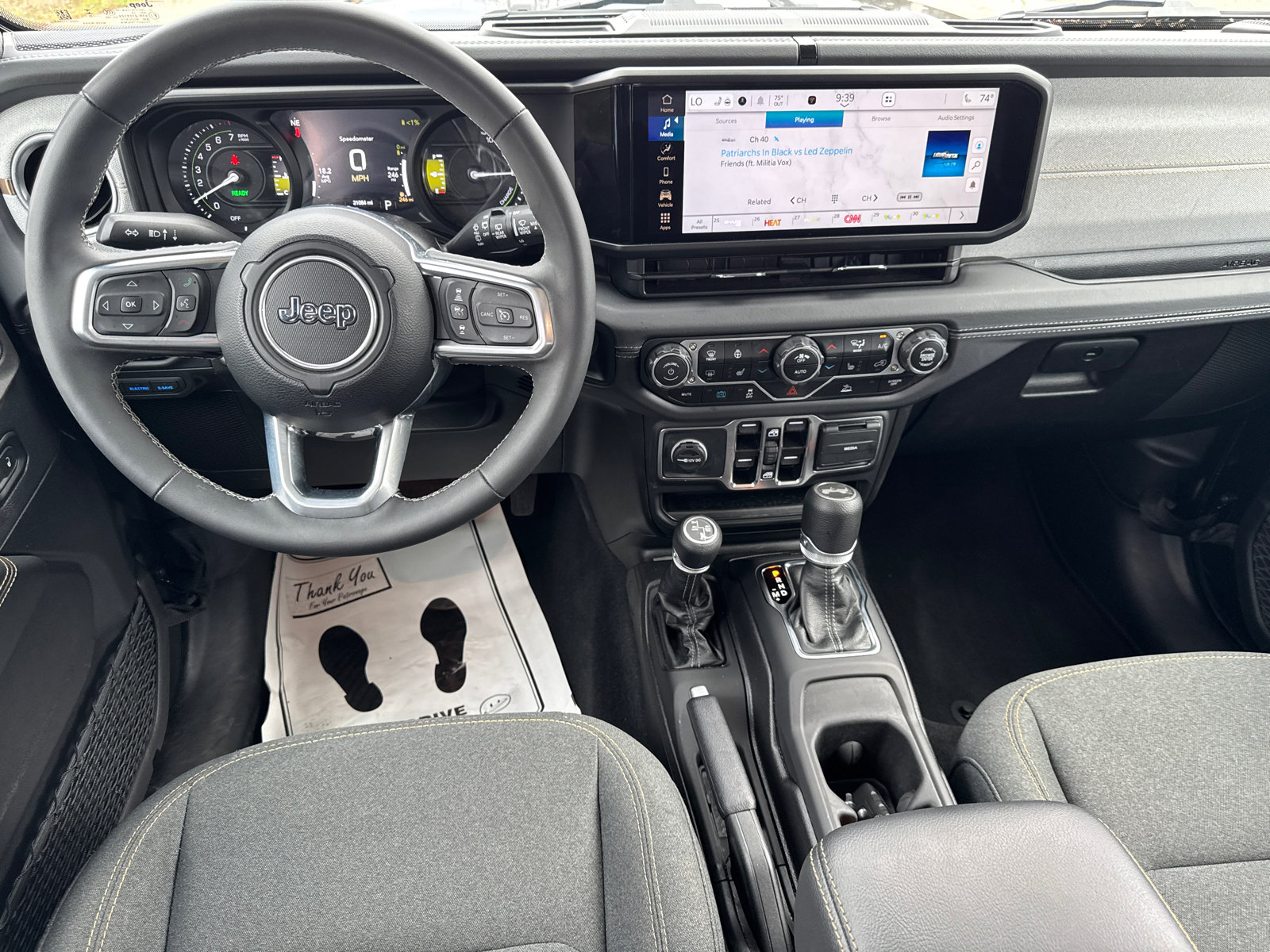 Used 2025 Jeep Wrangler Sahara image 21