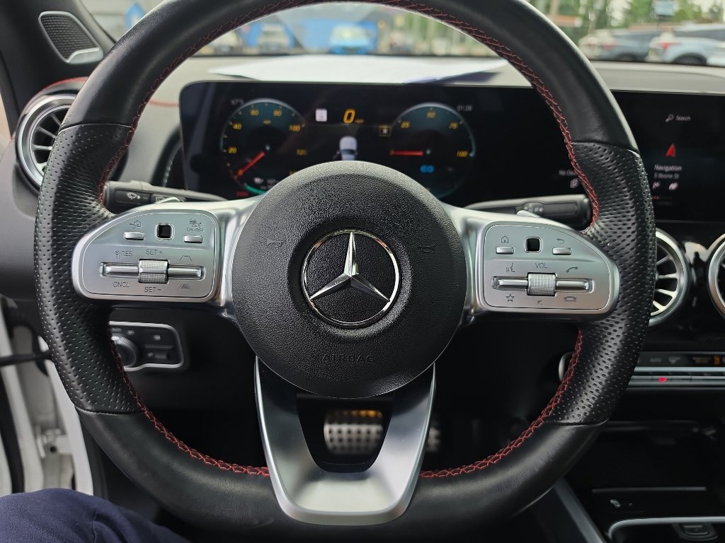 Used 2023 Mercedes-Benz EQB 300 4MATIC image 29