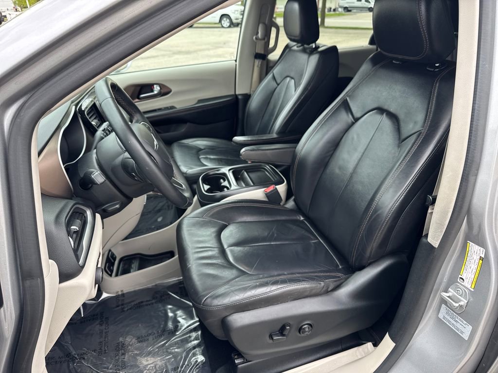 Used 2017 Chrysler Pacifica Touring-L w/ 13 Speaker Alpine Sound Group FWD image 9