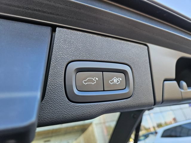 Used 2023 Volvo XC60 T8 Ultimate AWD/4WD image 12