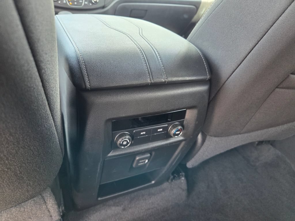 Used 2023 Chevrolet Traverse LT FWD image 8