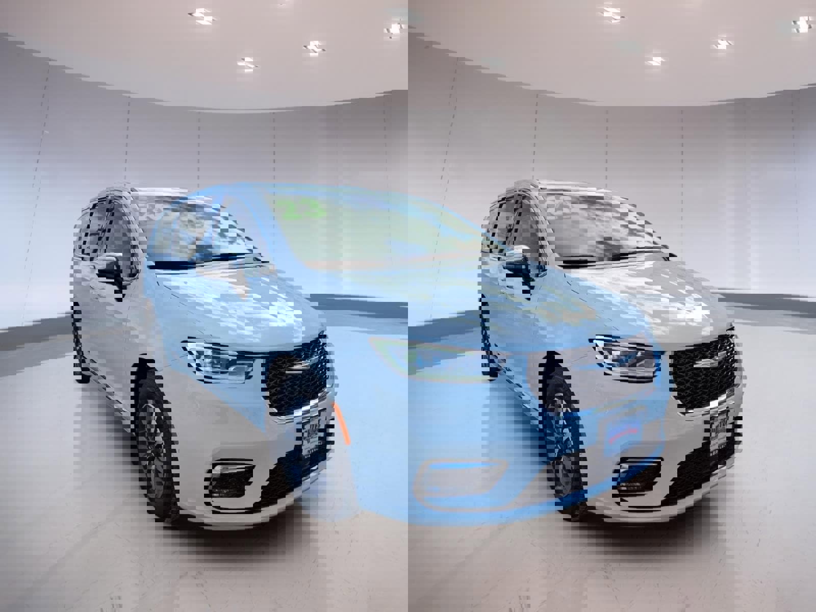 Used 2023 Chrysler Pacifica Limited w/ Uconnect Theater Family Group