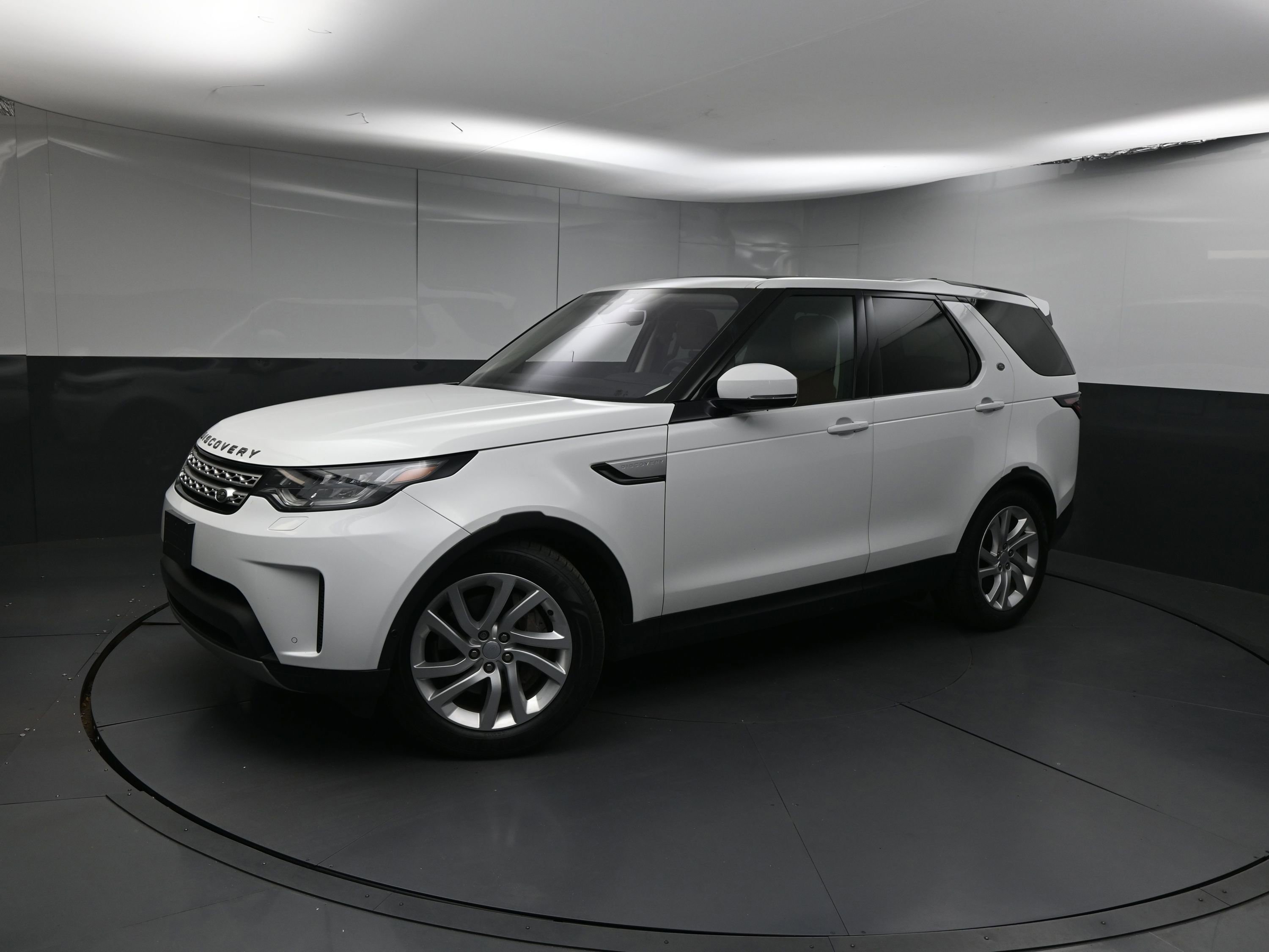 Used 2019 Land Rover Discovery HSE image 4