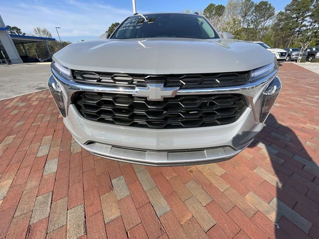 Used 2025 Chevrolet Trax LT w/ Driver Confidence Package image 3