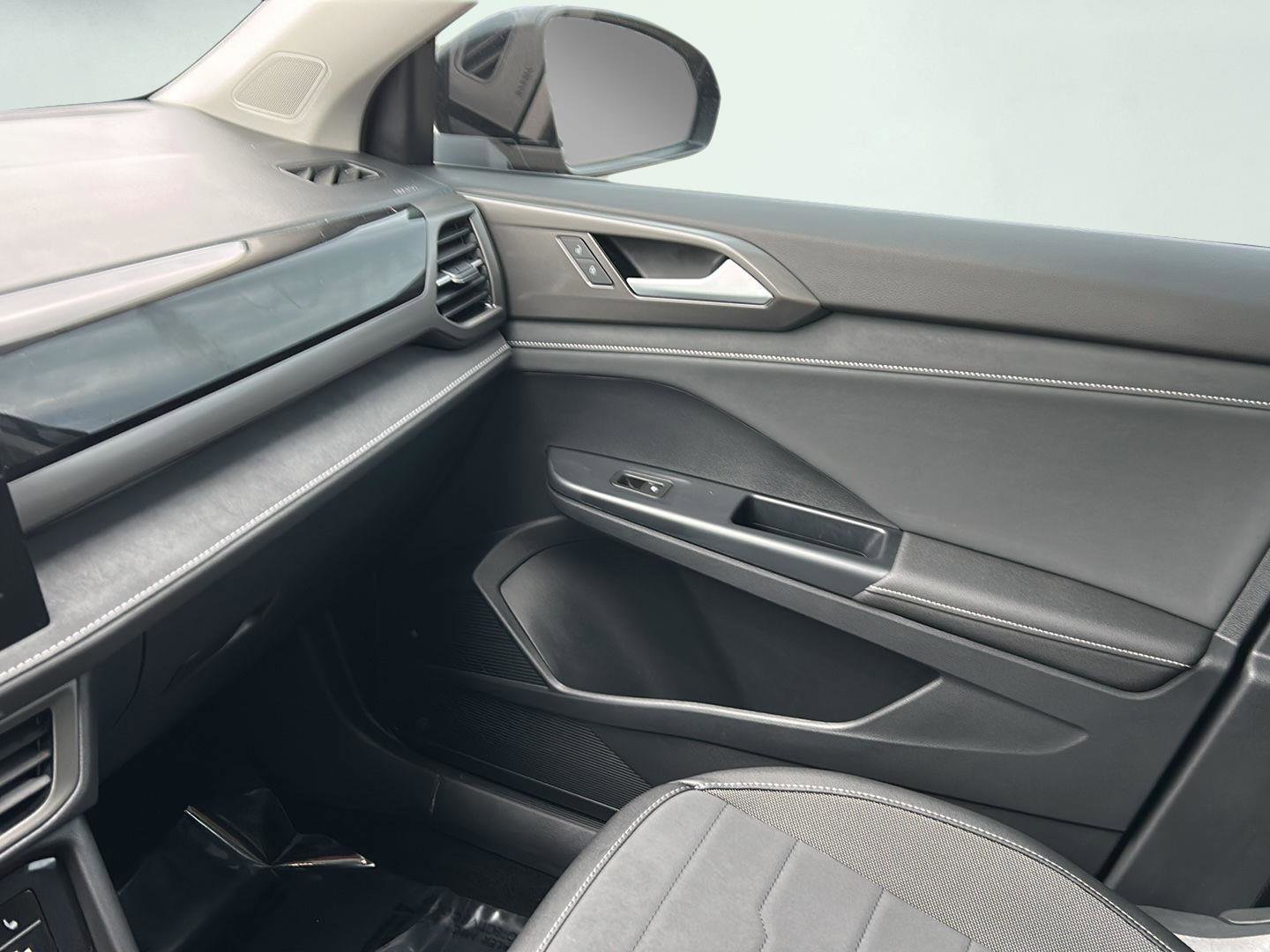 Used 2025 Volkswagen Taos SE image 27