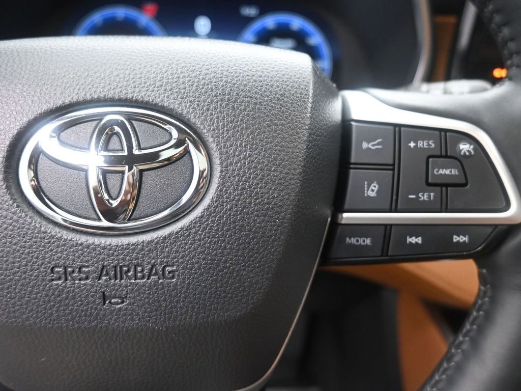 Used 2024 Toyota Highlander Platinum FWD image 14