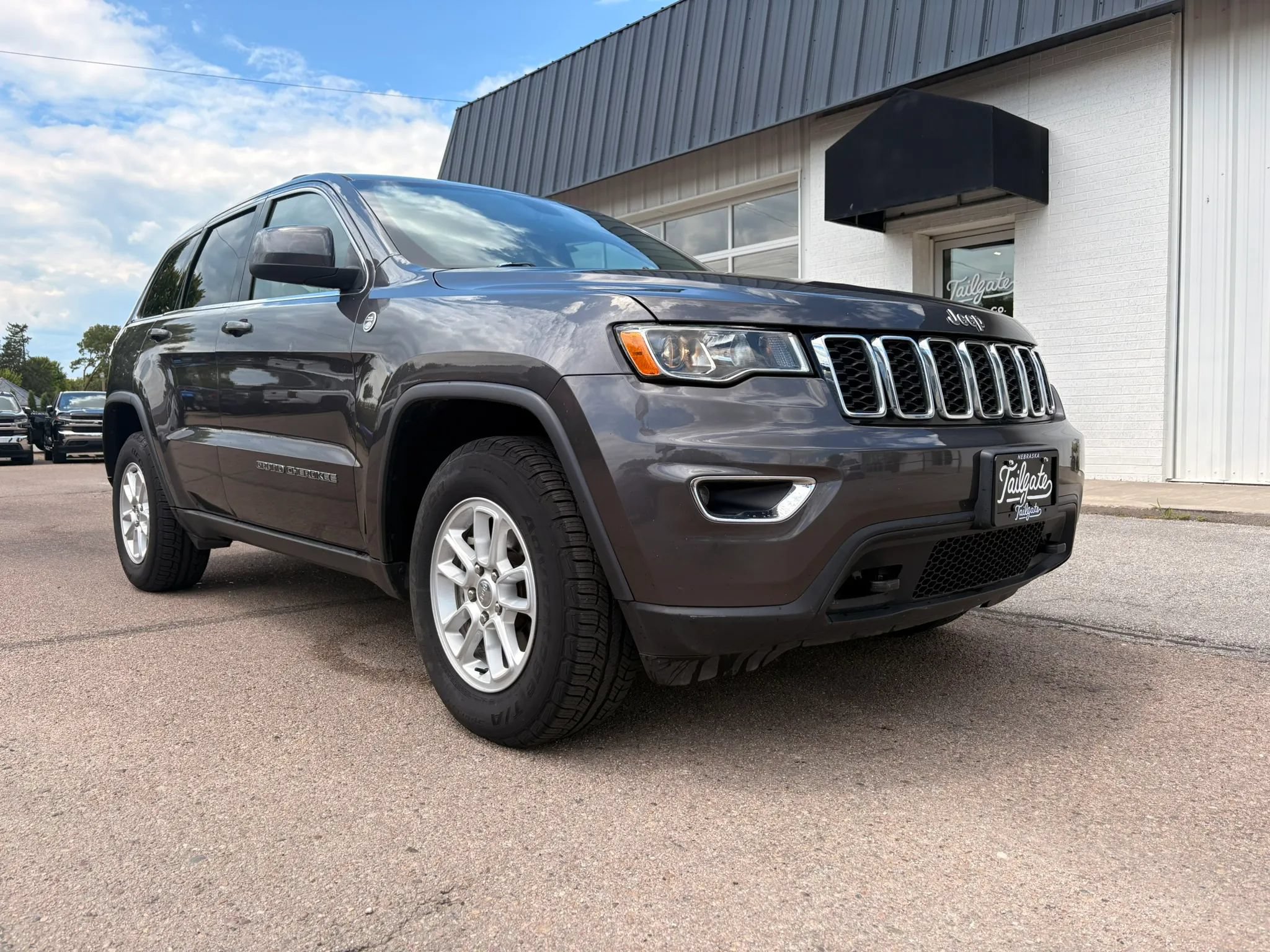 Used 2019 Jeep Grand Cherokee Laredo AWD/4WD image 2