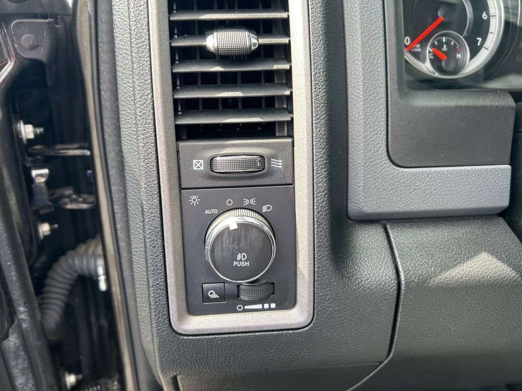 Used 2018 RAM 1500 Express AWD/4WD image 16