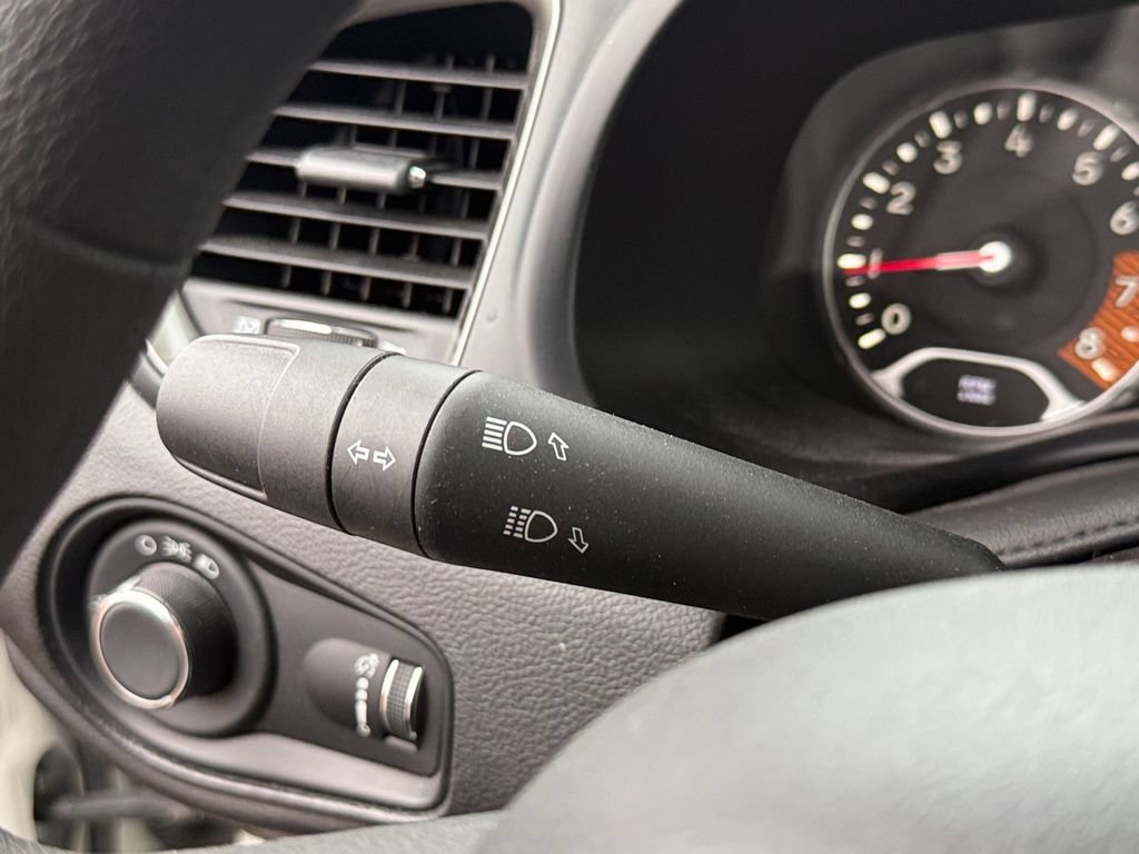 Used 2023 Jeep Renegade Latitude AWD/4WD image 37