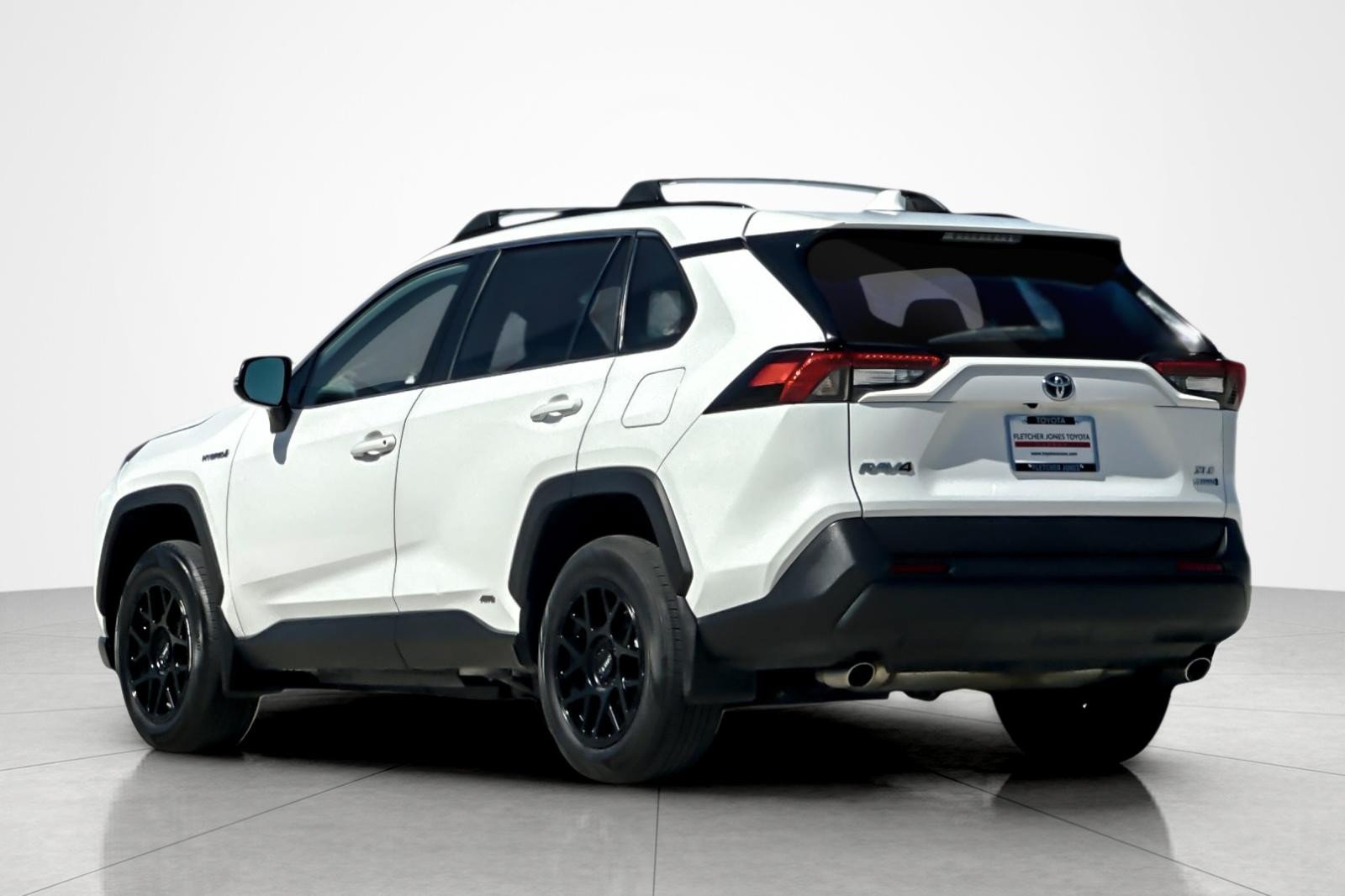 Used 2021 Toyota RAV4 XLE w/ XLE Grade Weather Package AWD/4WD image 3