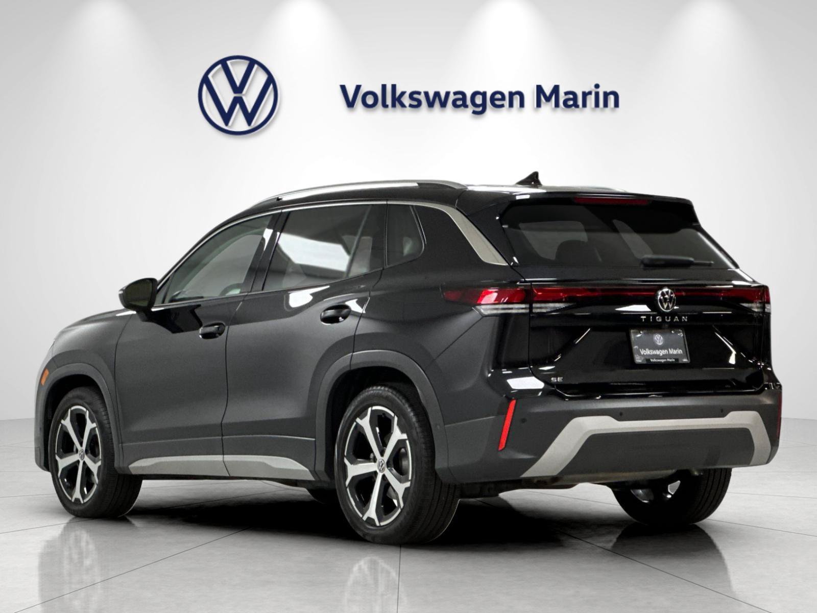 Used 2025 Volkswagen Tiguan SE w/ Panoramic Sunroof Package FWD image 3