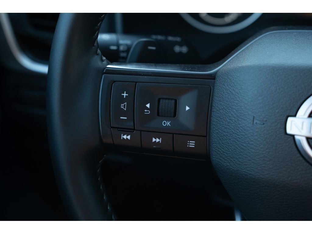 Used 2025 Nissan Rogue SV w/ SV Premium Package image 17