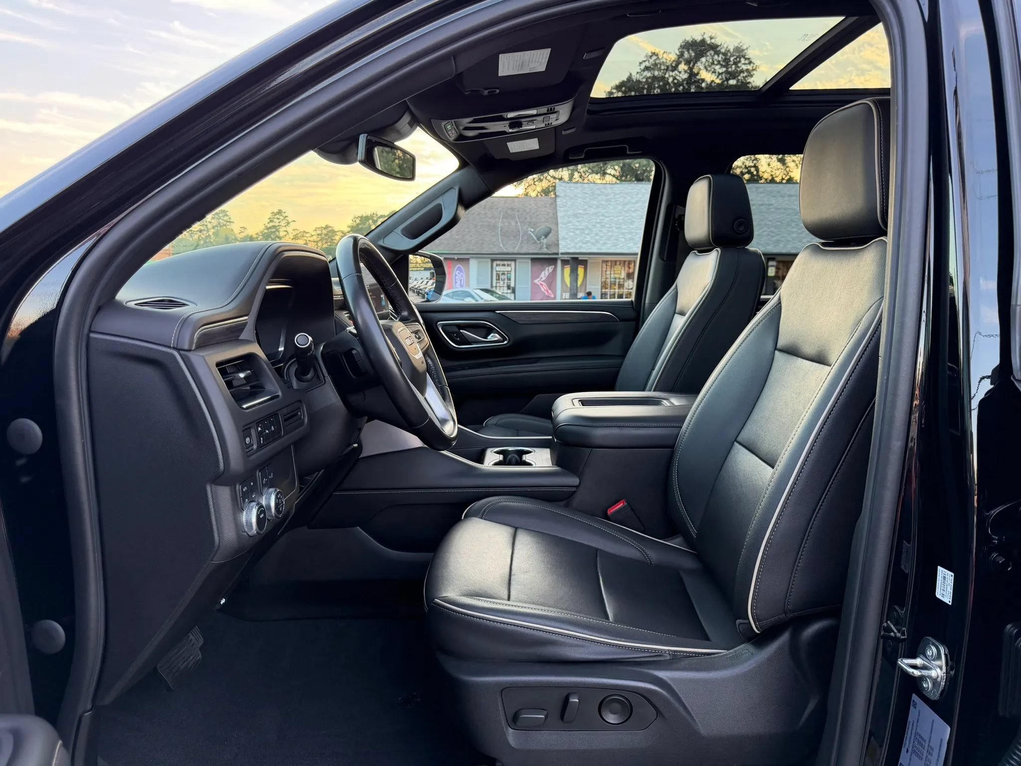 Used 2023 GMC Yukon XL SLT AWD/4WD image 17