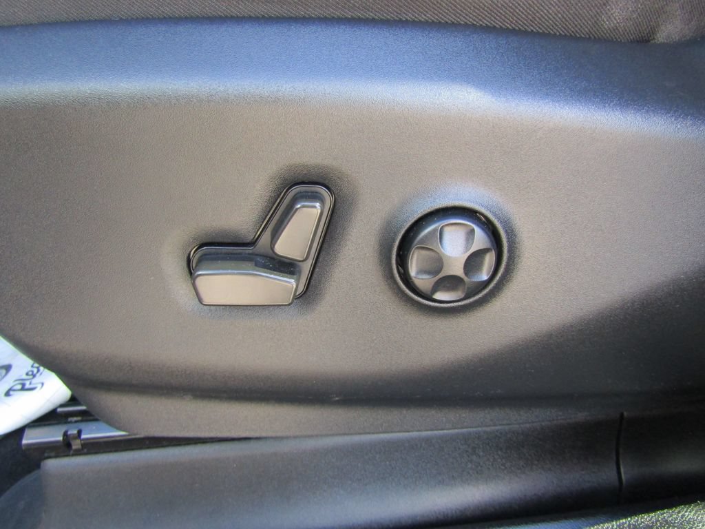 Used 2022 Chrysler Pacifica Limited w/ Uconnect Theater Family Group FWD image 27