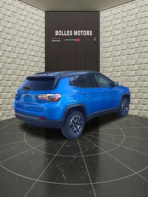 Used 2025 Jeep Compass Trailhawk w/ Trailhawk Convenience Group AWD/4WD image 4