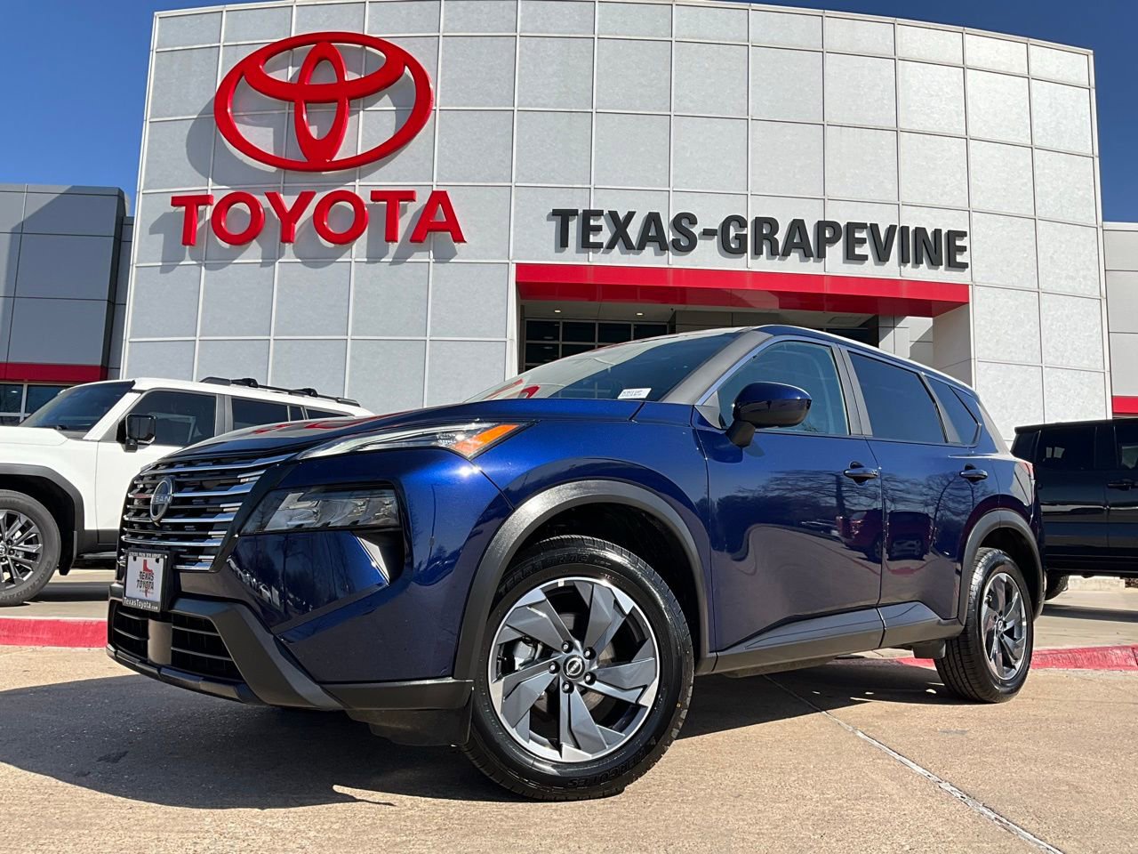 Used 2025 Nissan Rogue SV image 2