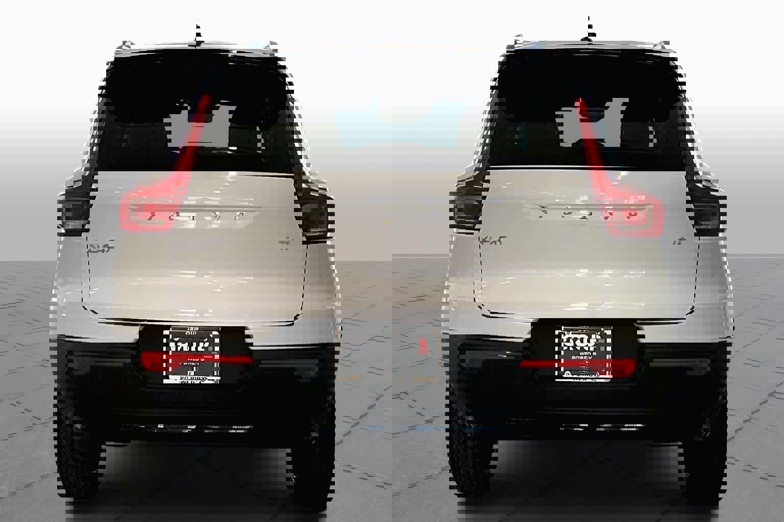 Certified 2022 Volvo XC40 T4 R-Design w/ Advanced Package image 4