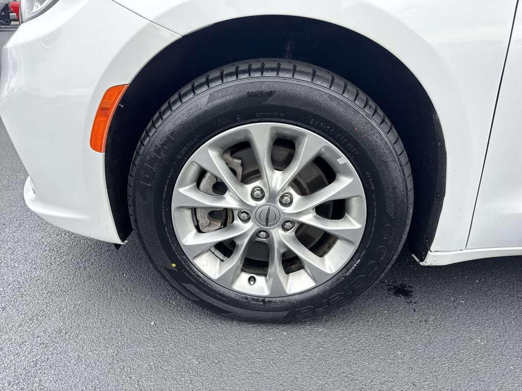 Used 2024 Chrysler Pacifica Touring-L AWD/4WD image 10