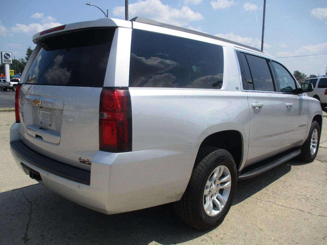 Used 2019 Chevrolet Suburban LT image 6