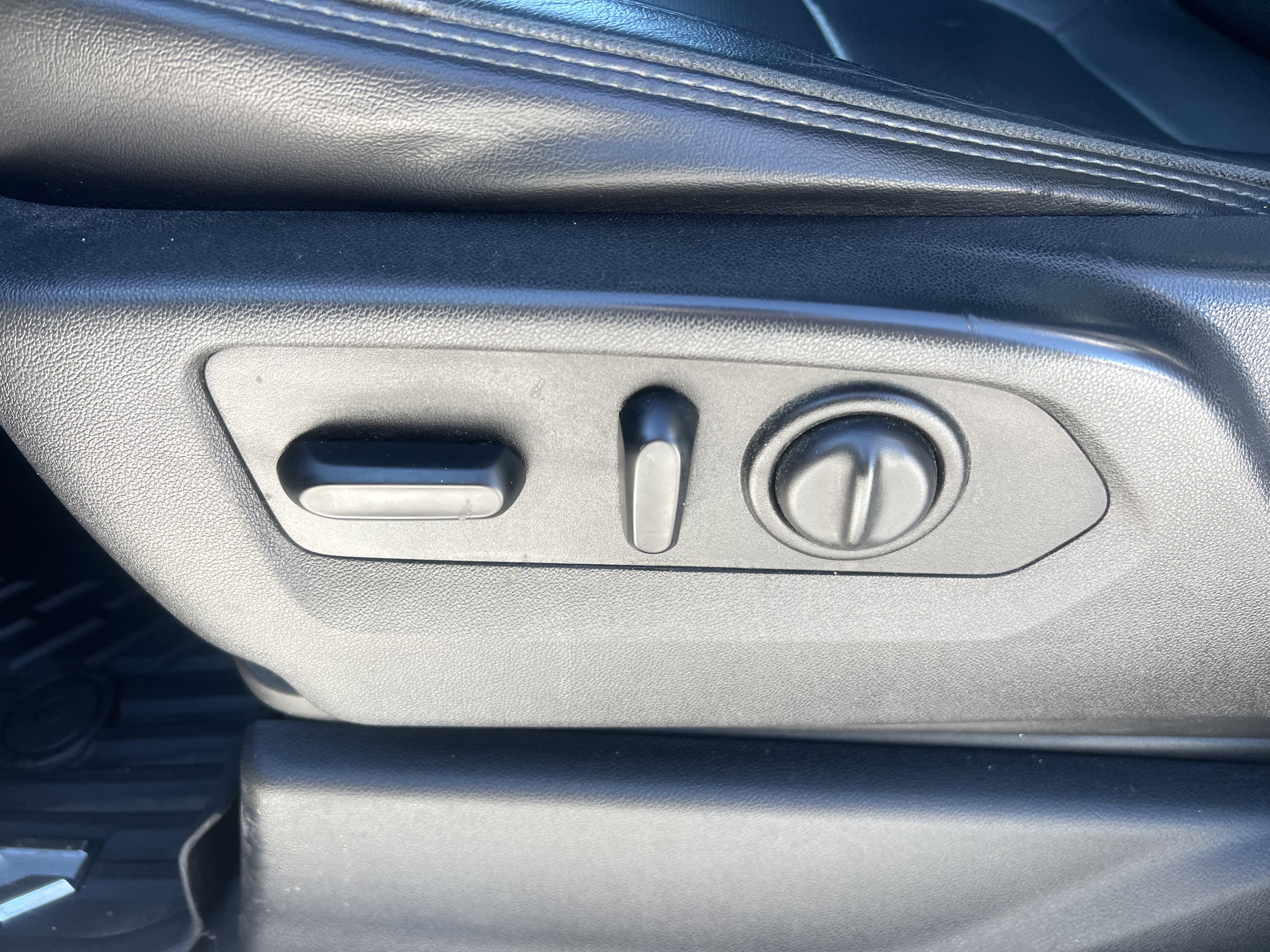 Used 2019 Chevrolet Silverado 1500 High Country w/ Technology Package image 16