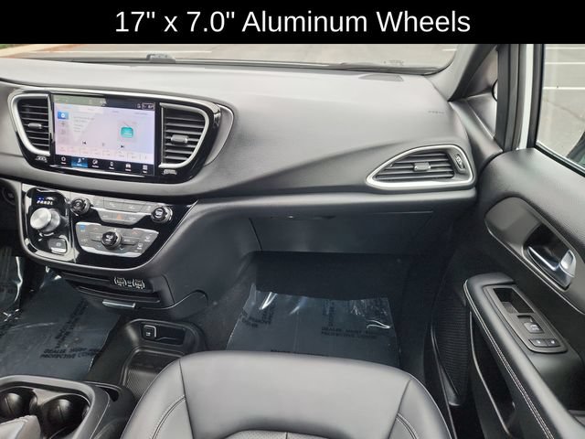 Used 2025 Chrysler Pacifica Select FWD image 23