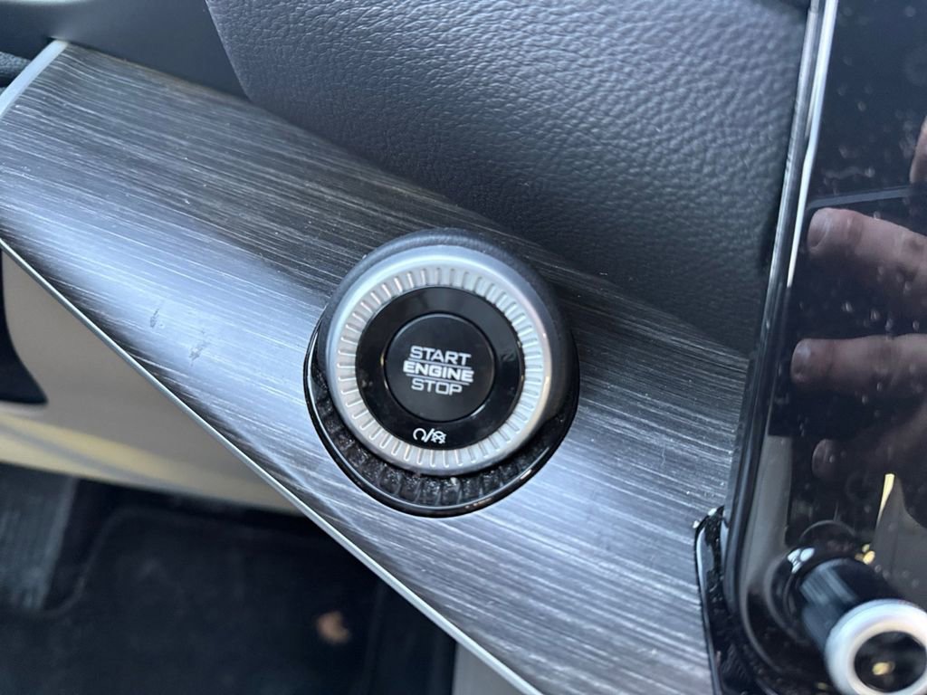 Used 2024 Jeep Wagoneer L Series III w/ Flexible Seating Group image 28