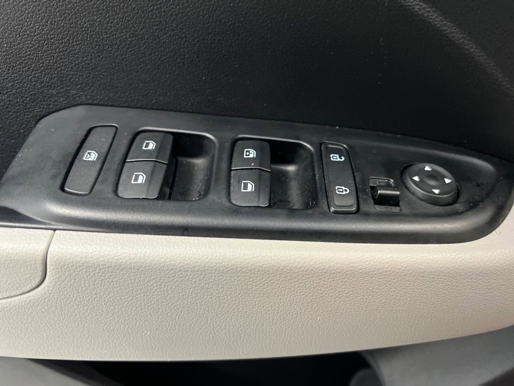 Used 2025 Hyundai Venue SEL image 12