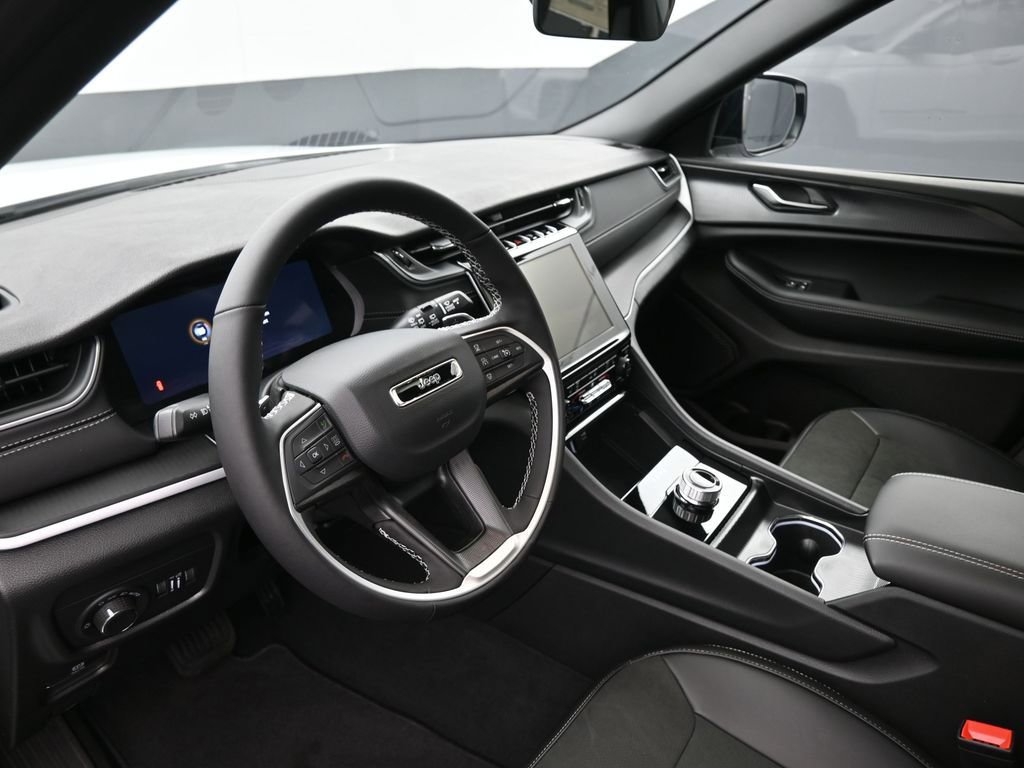 New 2025 Jeep Grand Cherokee Altitude image 18