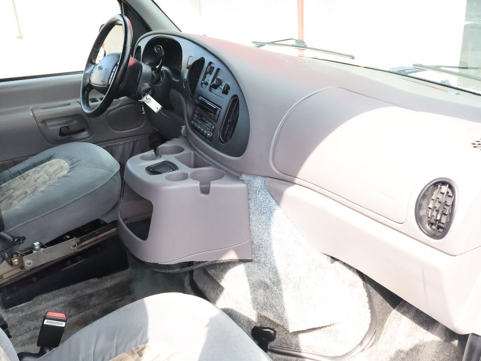 Used 2000 Ford E-150 and Econoline 150 RWD image 41