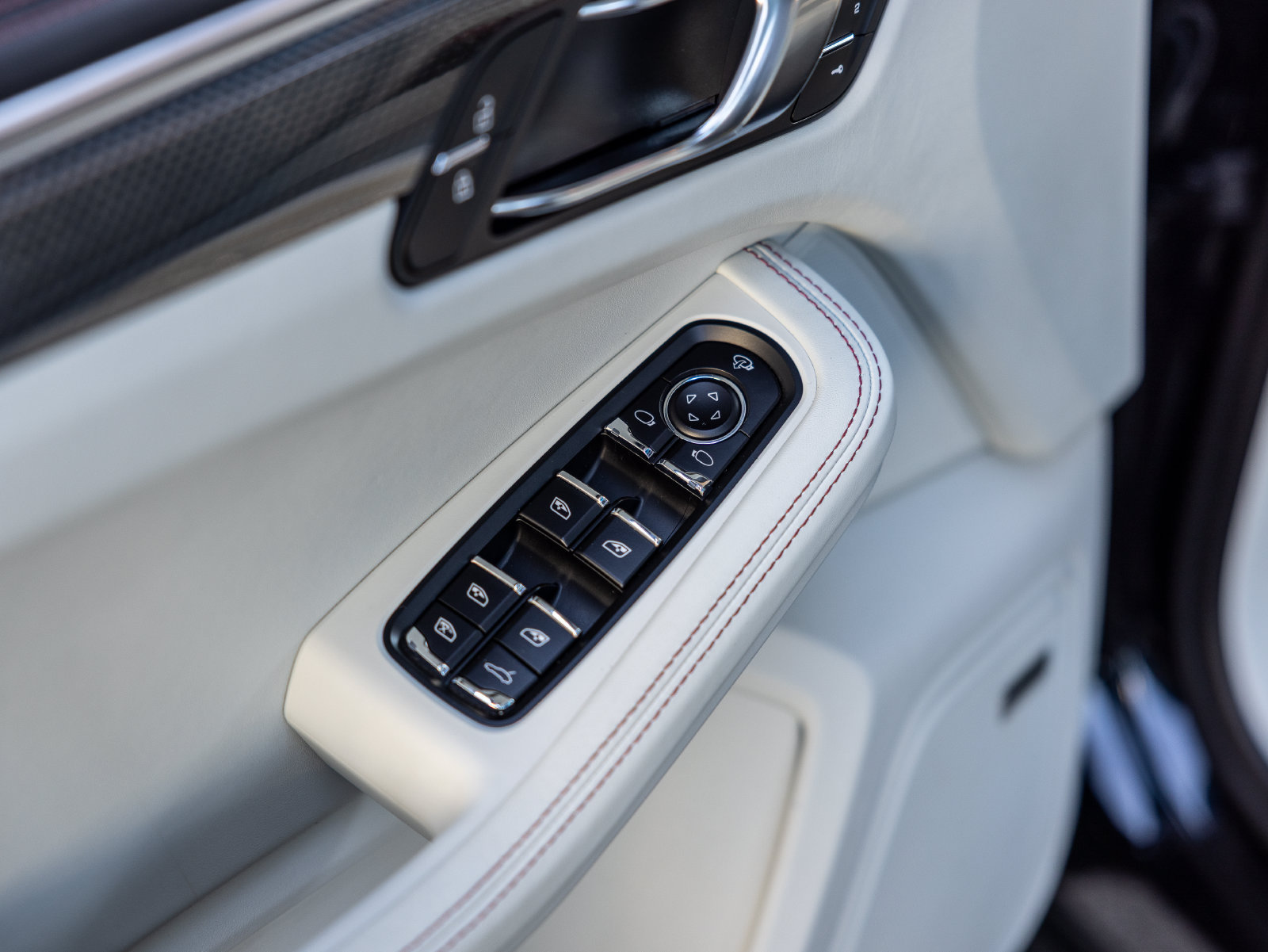 Certified 2024 Porsche Macan GTS AWD/4WD image 39