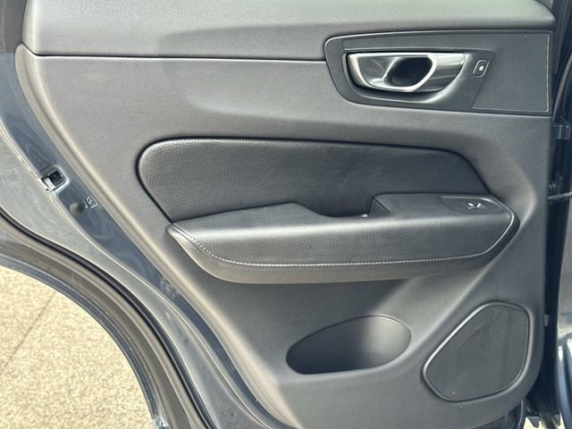 Used 2018 Volvo XC60 T6 Momentum w/ Convenience Package image 12