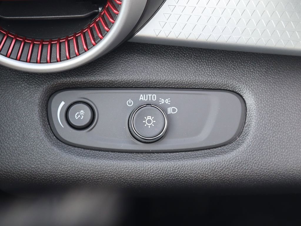 Used 2025 Chevrolet Trax RS w/ Sunroof Package image 23