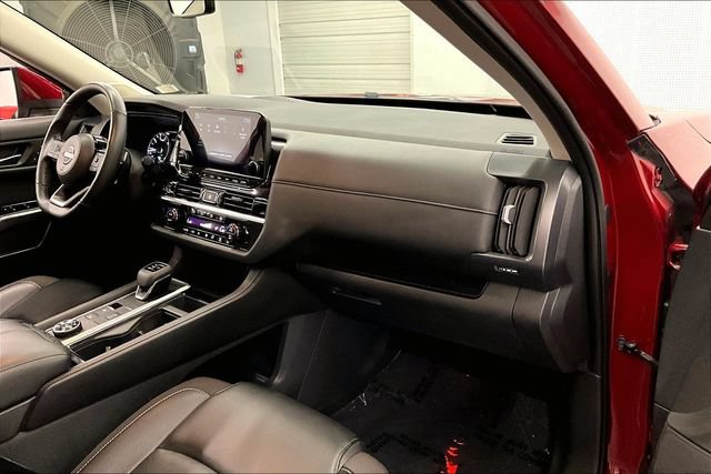 Used 2024 Nissan Pathfinder SL AWD/4WD image 19