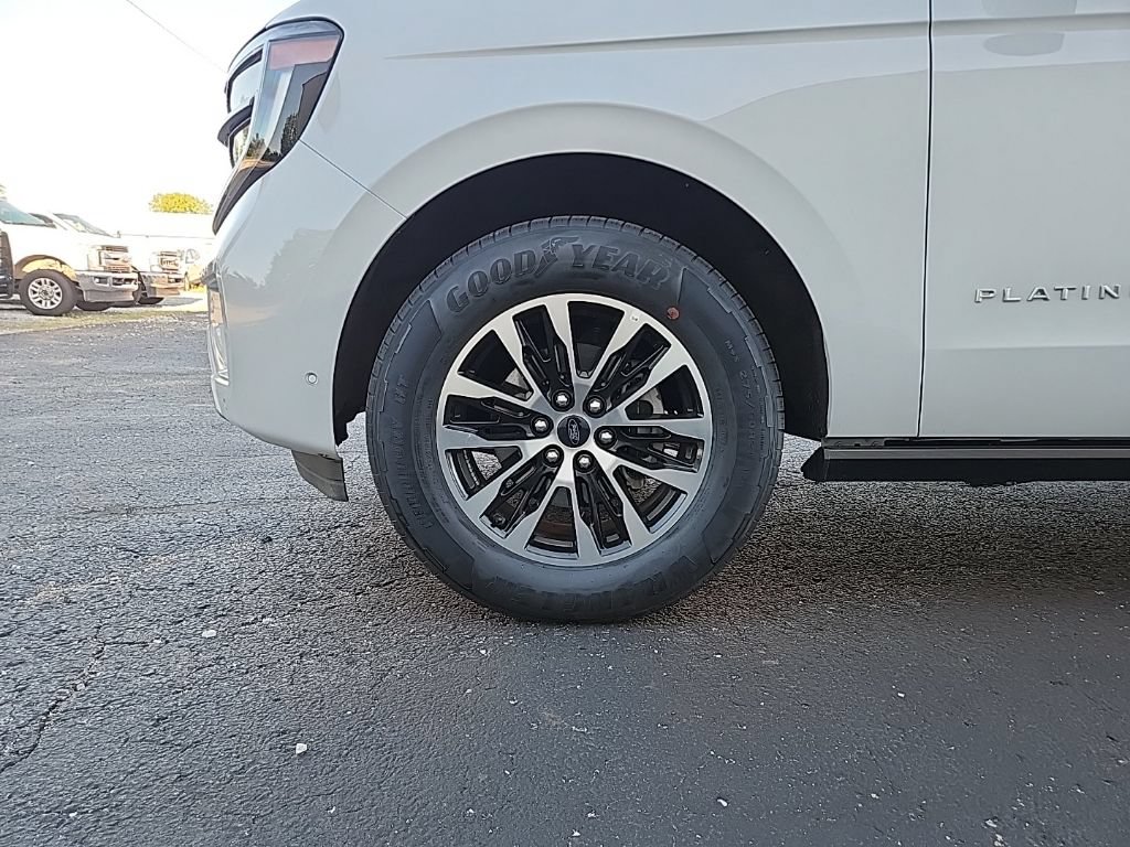 Used 2025 Ford Expedition Platinum AWD/4WD image 13