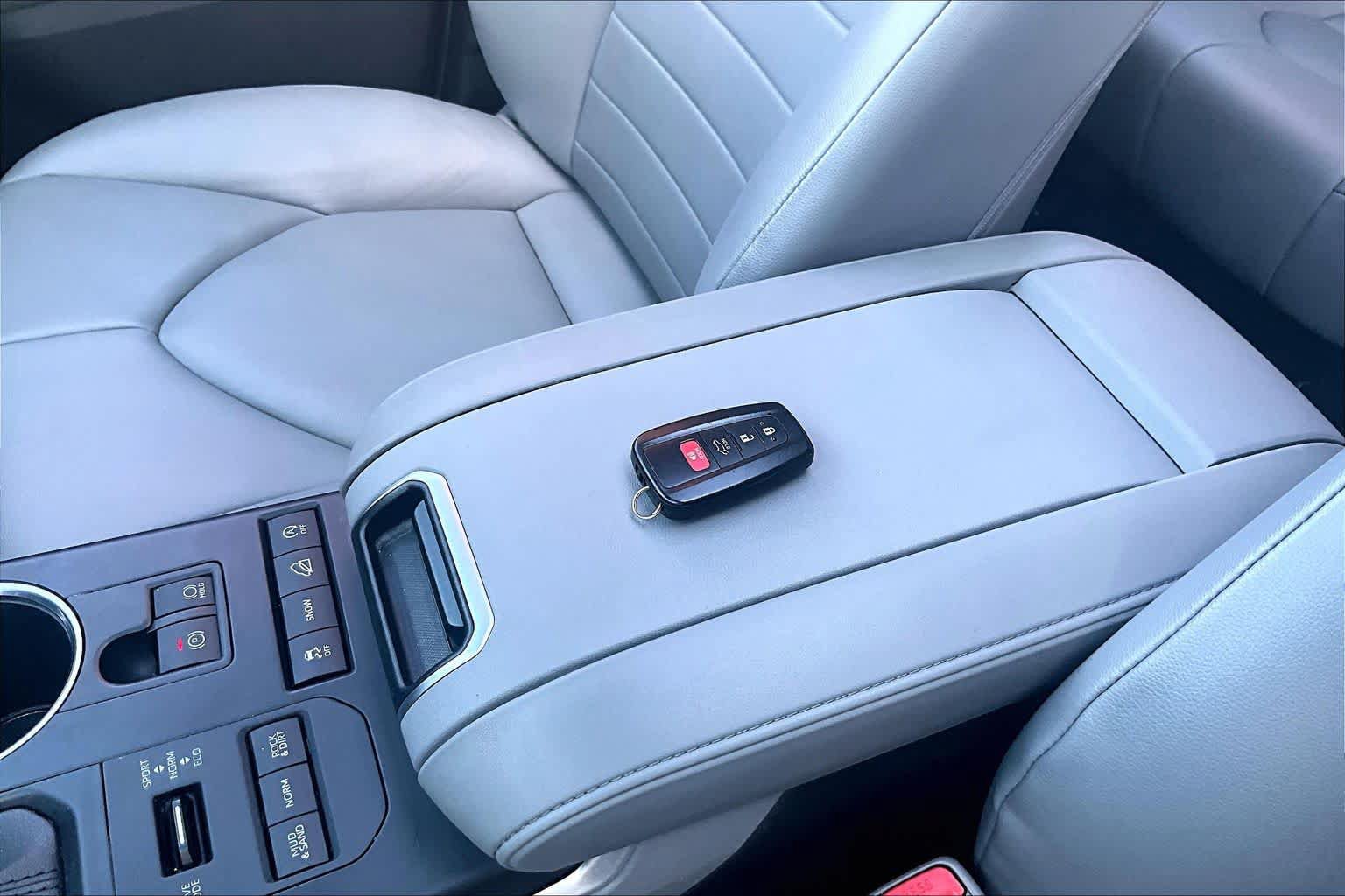 Used 2020 Toyota Highlander XLE AWD/4WD image 15