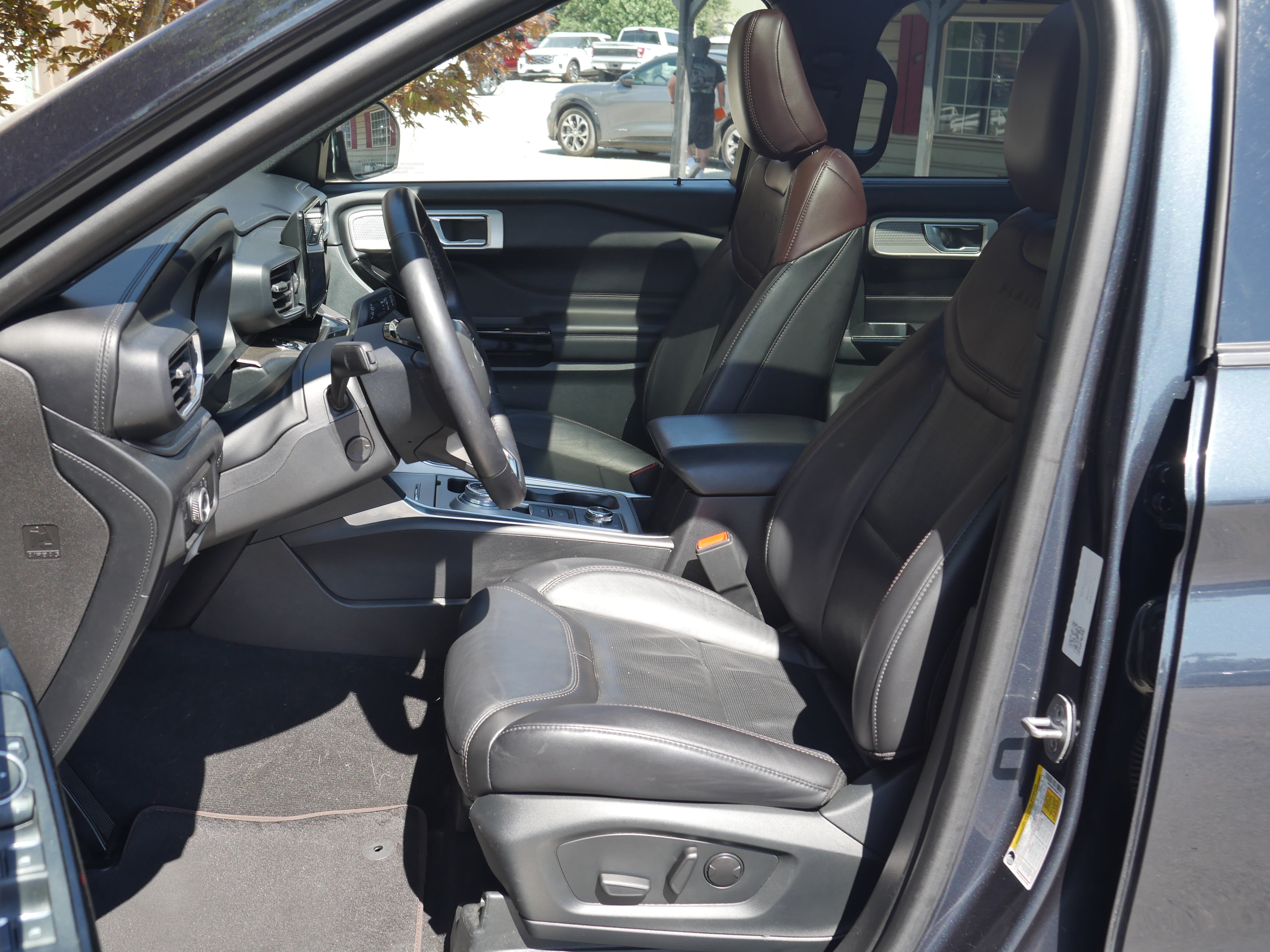 Certified 2024 Ford Explorer Platinum AWD/4WD image 3