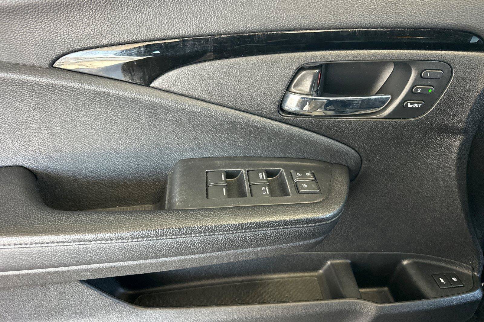 Used 2021 Honda Pilot Touring image 11