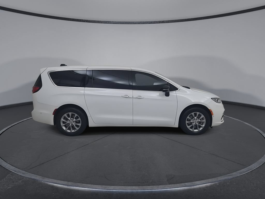 Used 2025 Chrysler Pacifica Select AWD/4WD image 19