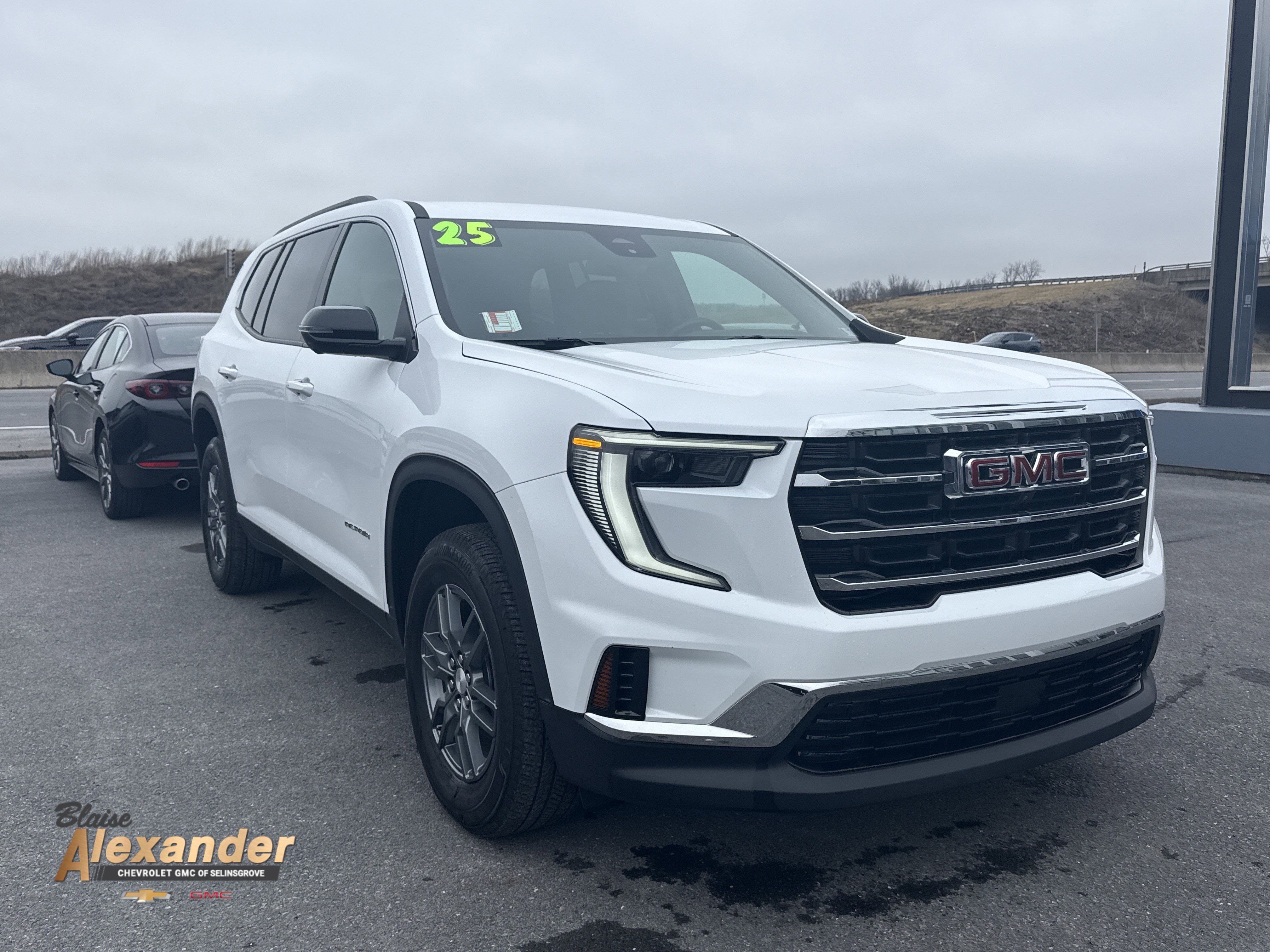 Used 2025 GMC Acadia Elevation image 1