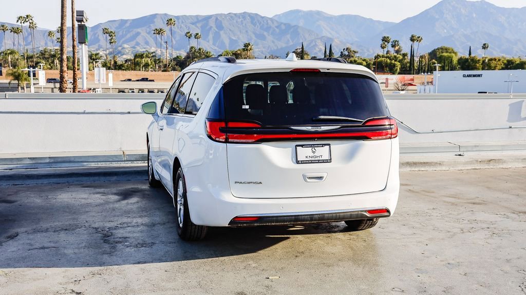 Used 2022 Chrysler Pacifica Touring-L image 7