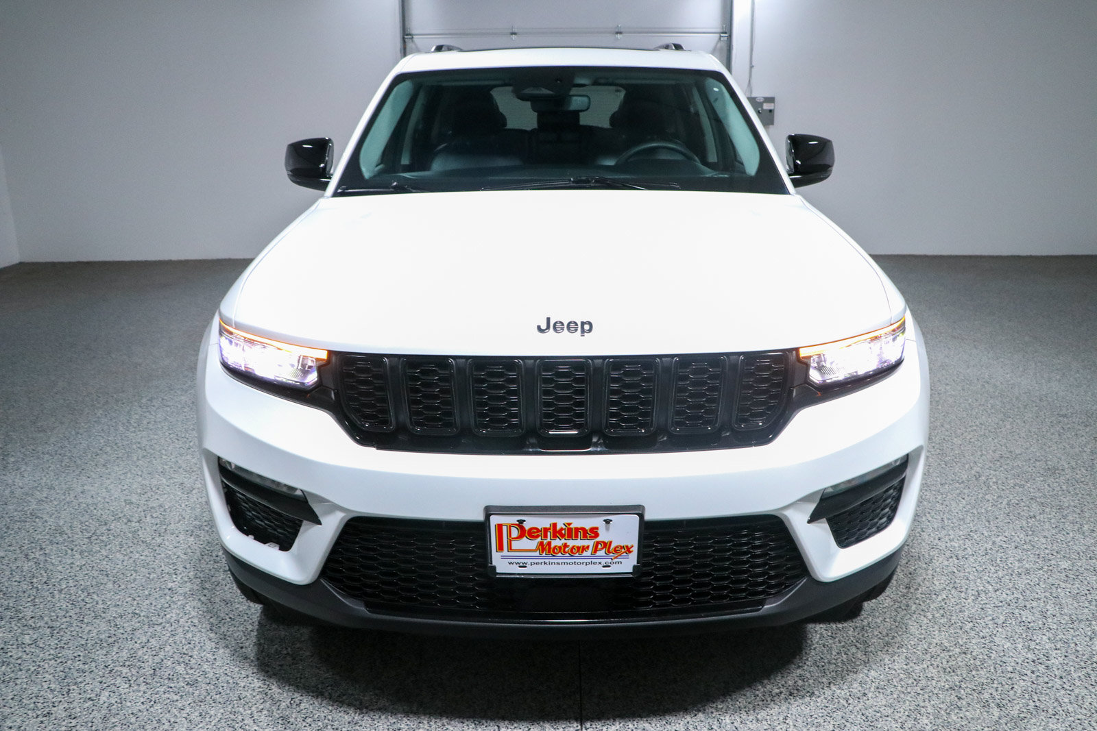 Used 2023 Jeep Grand Cherokee Limited w/ Black Appearance Package AWD/4WD image 4
