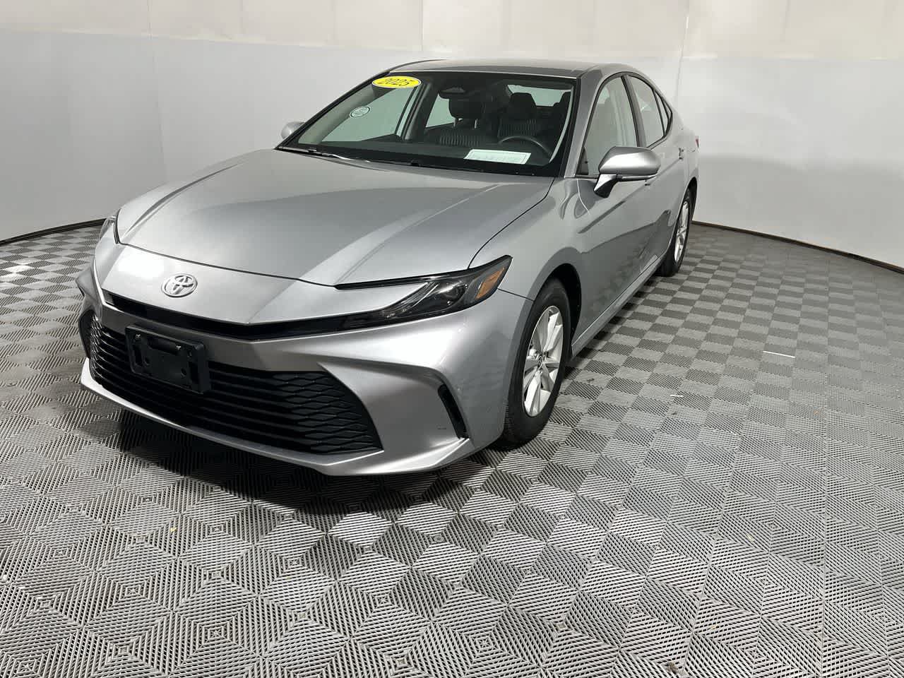 Used 2025 Toyota Camry LE FWD image 4
