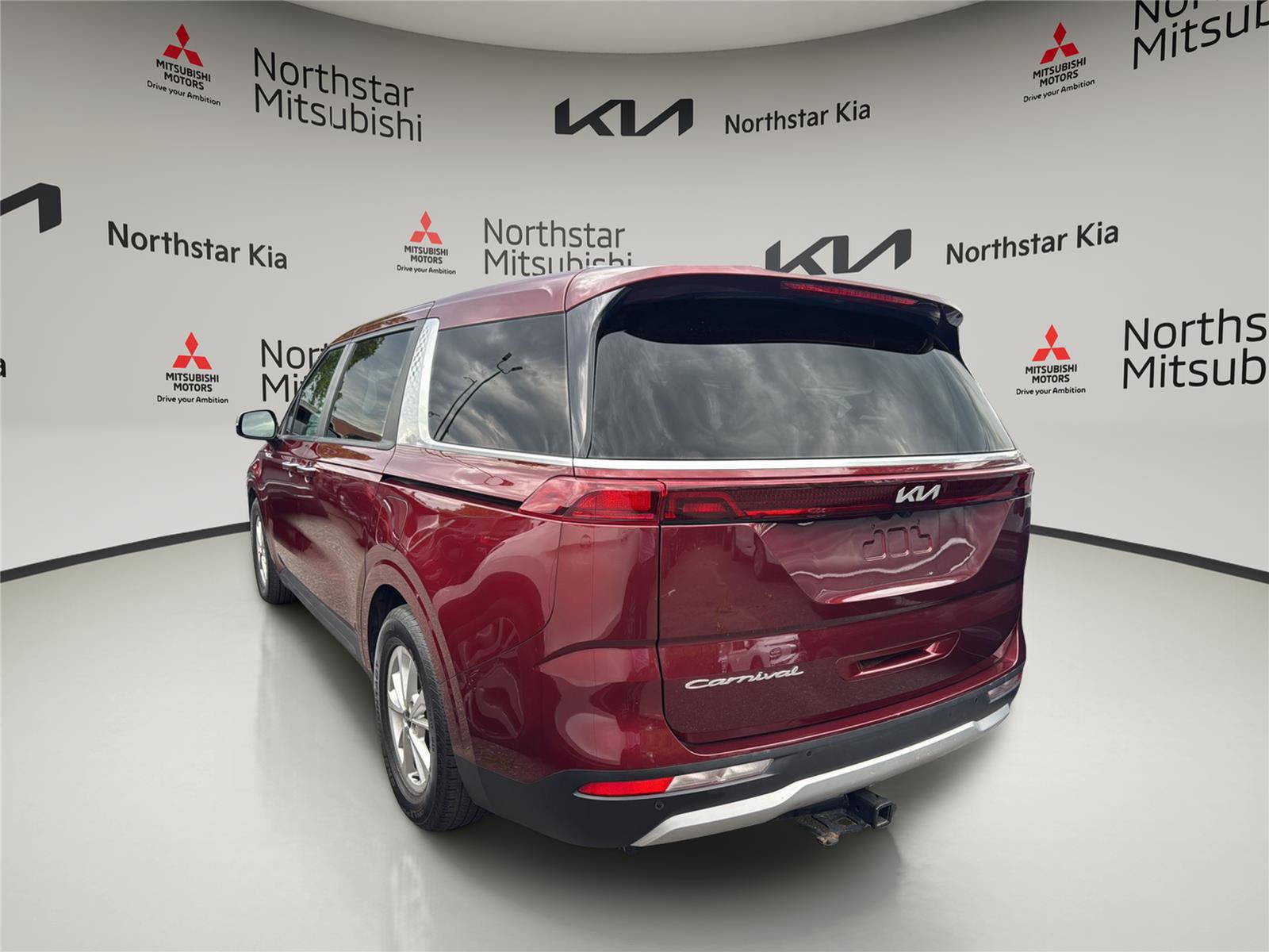 Used 2022 Kia Carnival LX FWD image 2