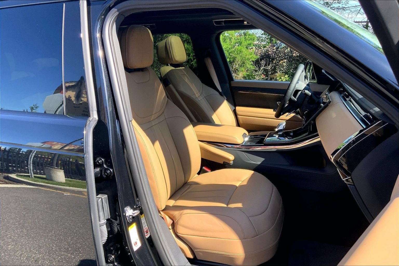 Certified 2025 Land Rover Range Rover Sport SE AWD/4WD image 8