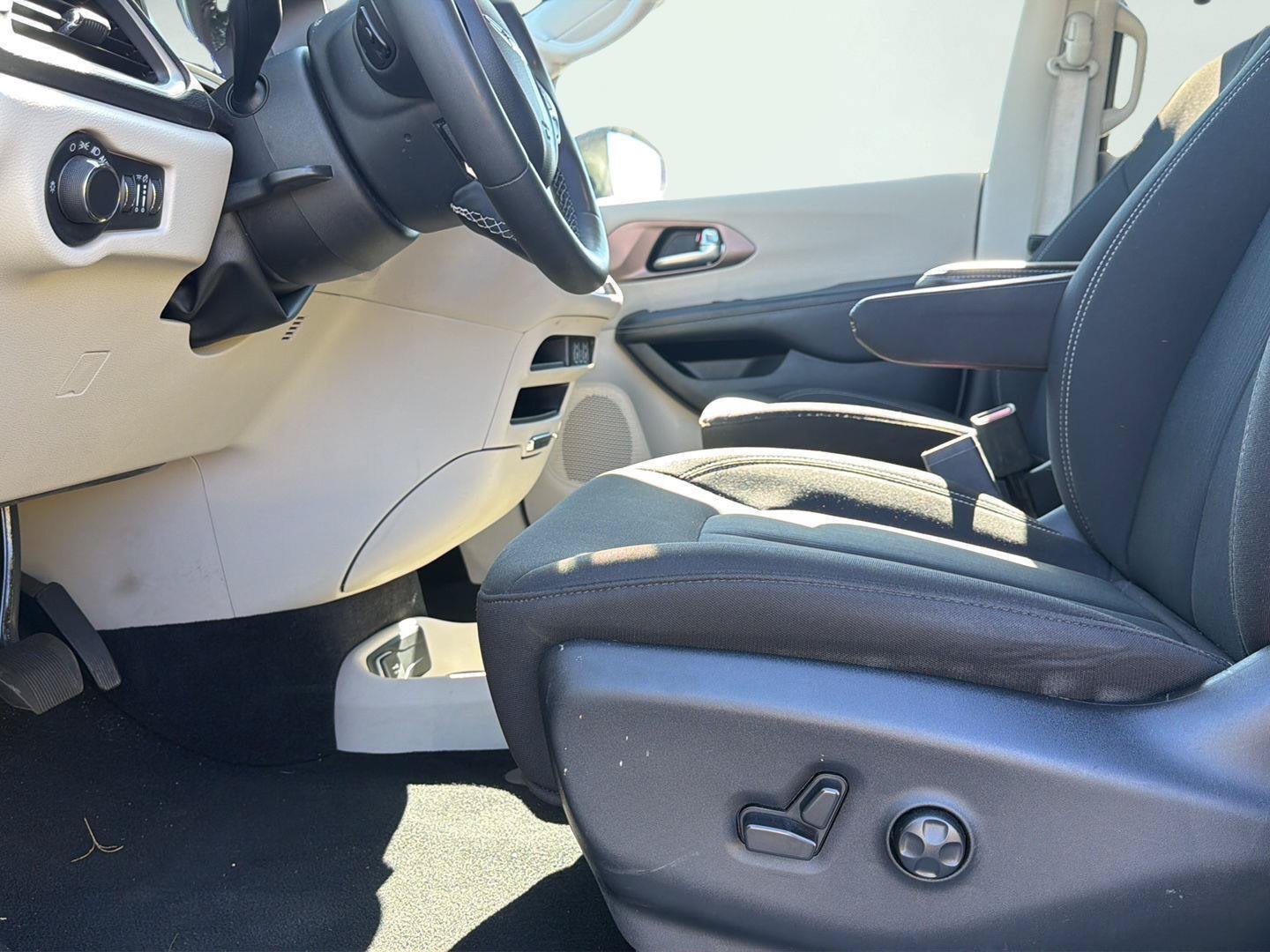 Used 2023 Chrysler Voyager LX FWD image 9